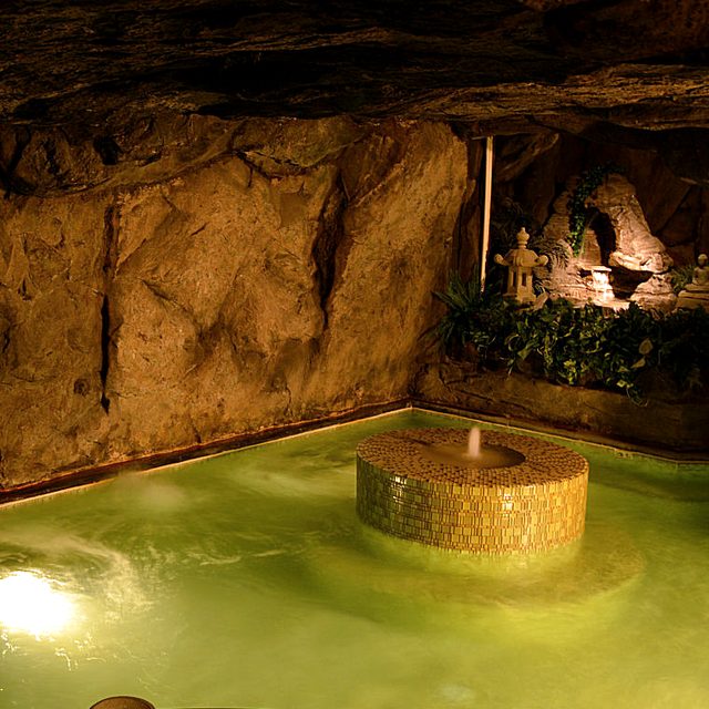 The tiled fountain at the center of the mineral pool
